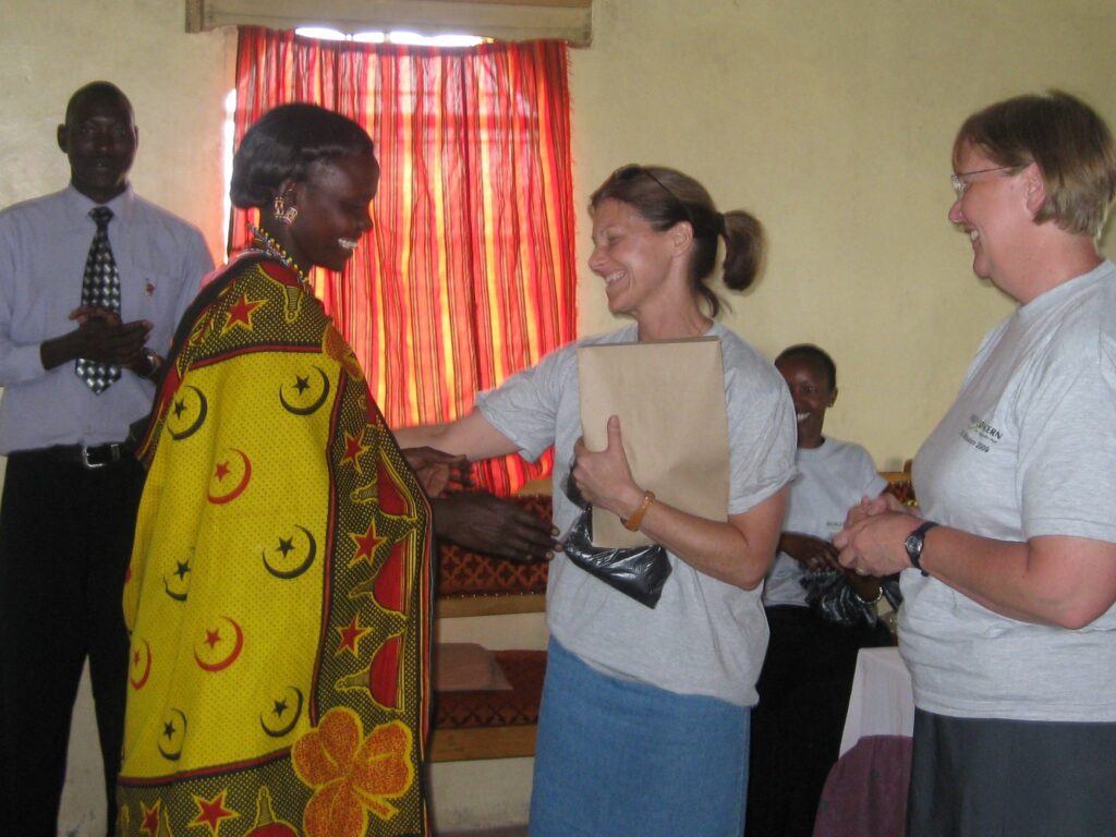 Karen presenting the award to a local volunteer